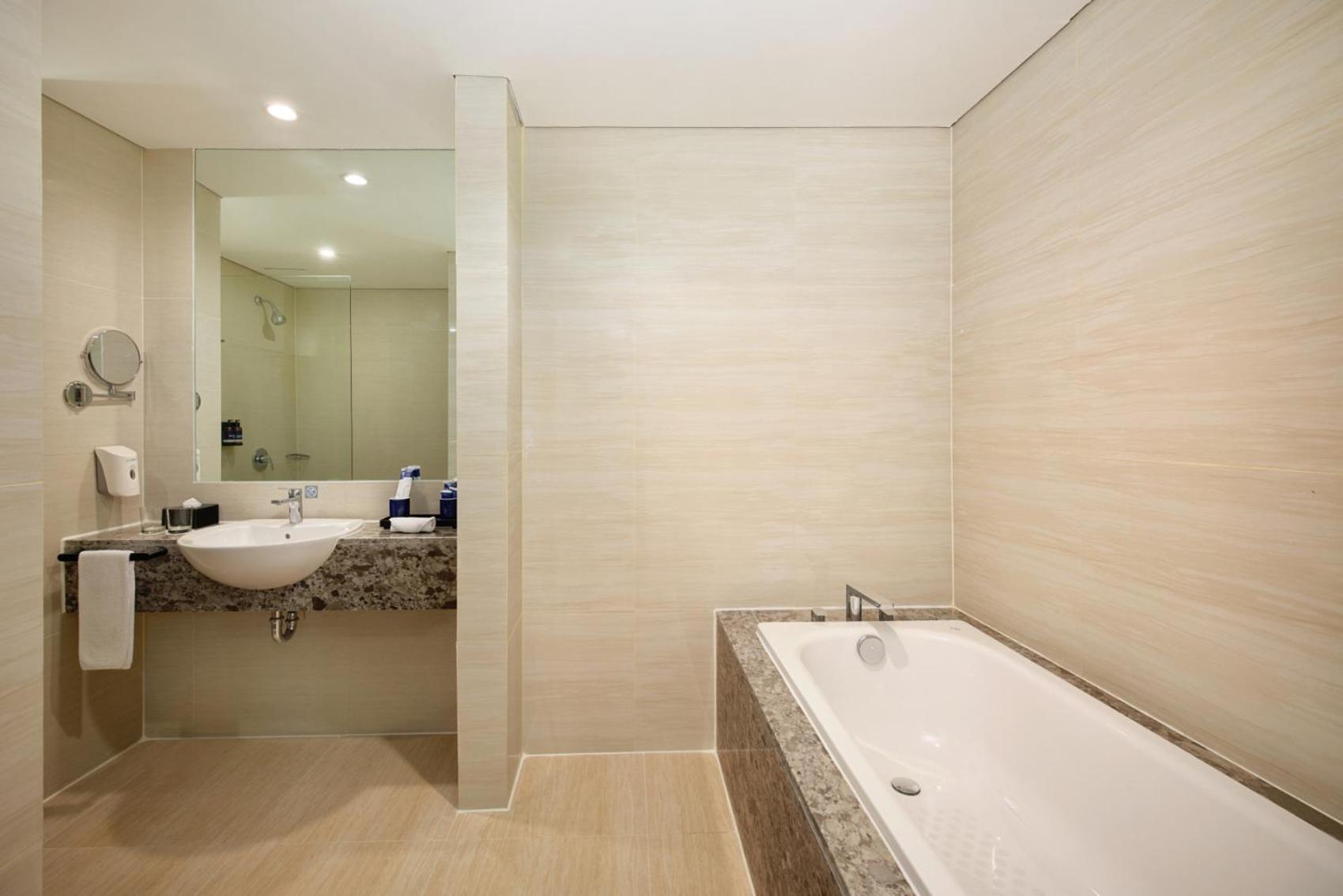 Aston Inn Pantai Losari Macasar Exterior foto