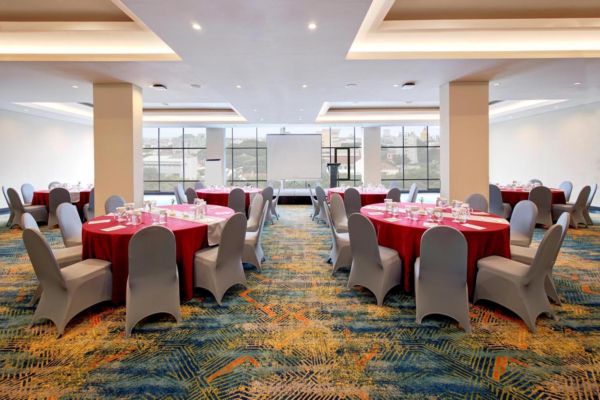 Aston Inn Pantai Losari Macasar Exterior foto